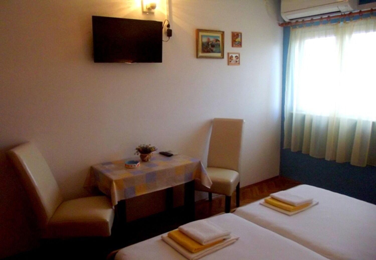 Apartments And Rooms Ognjen - Family Apartments With Free Parking Betina  Kültér fotó