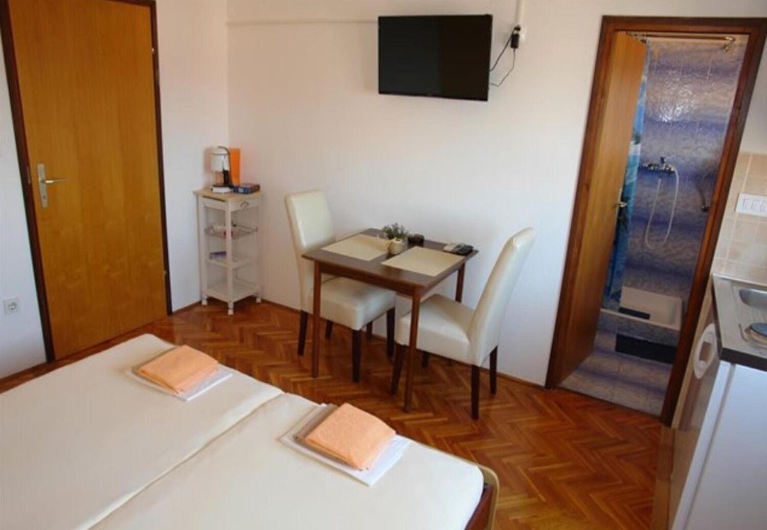 Apartments And Rooms Ognjen - Family Apartments With Free Parking Betina  Kültér fotó