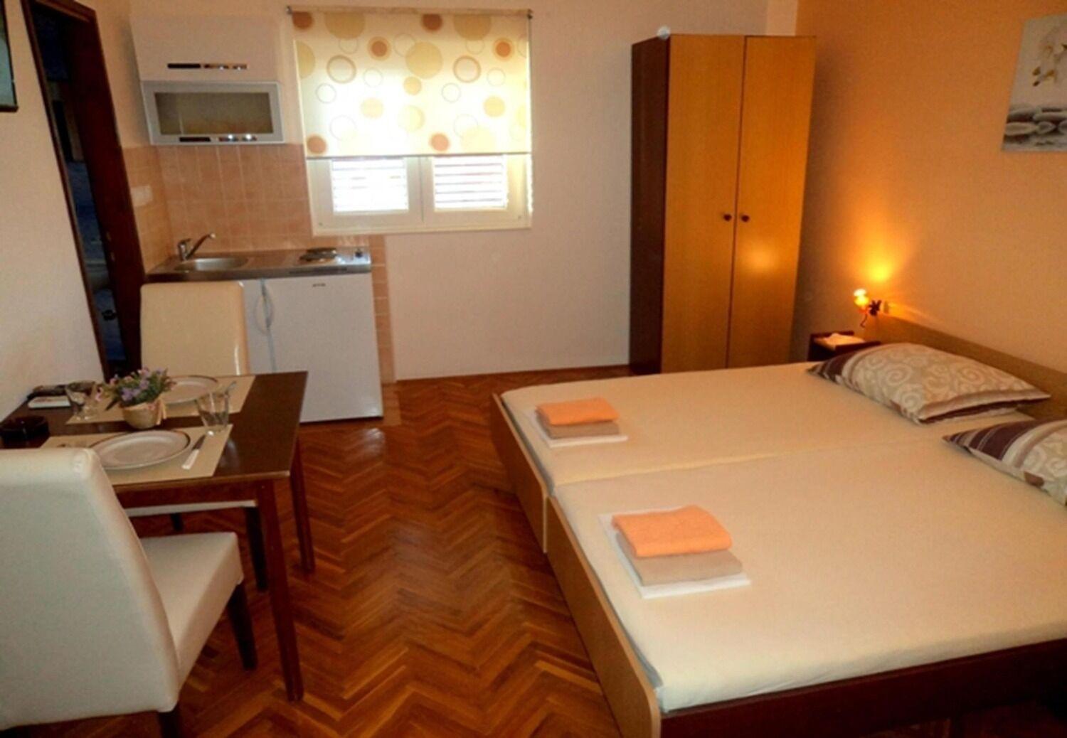 Apartments And Rooms Ognjen - Family Apartments With Free Parking Betina  Kültér fotó