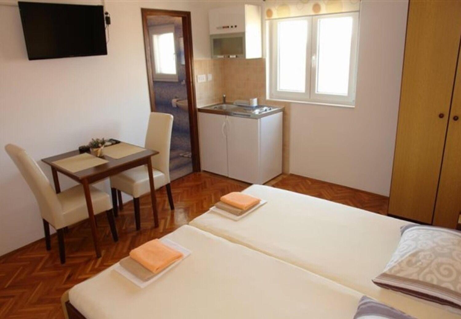 Apartments And Rooms Ognjen - Family Apartments With Free Parking Betina  Kültér fotó